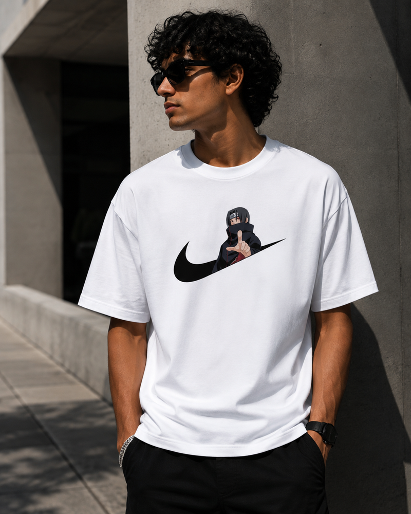 RAVYNN Oversized White T-Shirt – Itachi Uchiha Swoosh Frame Anime Graphic